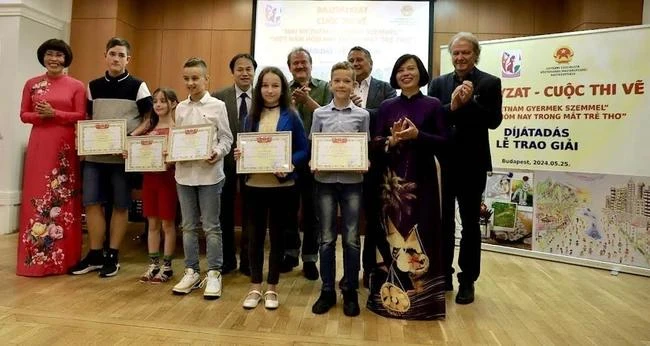 Painting contest about Vietnam attracts hundreds of works from over 50 schools across Hungary