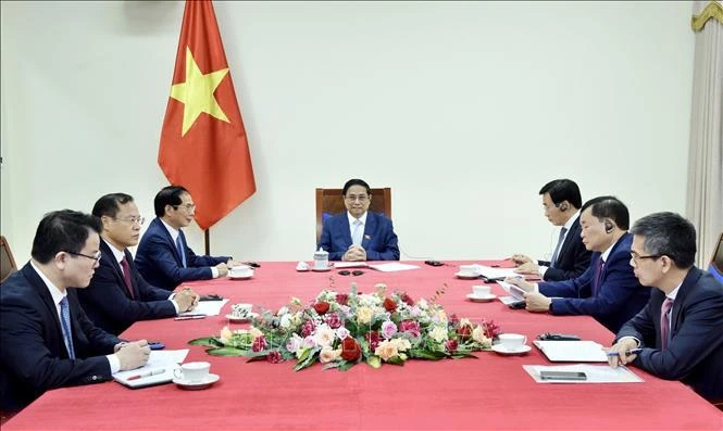 Vietnam’s Government leader holds phone talks with new PM of Singapore