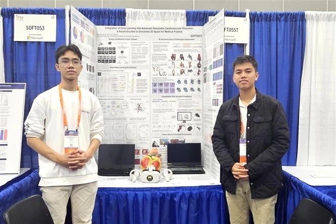 Vietnamese students win second prize in Systems Software category at 2004 ISEF