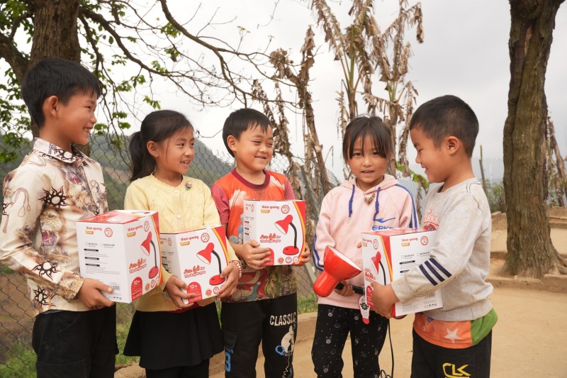 ChildFund Vietnam donates 6,930 desk lamps to students in three provinces