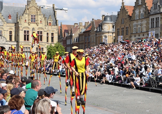 Belgium’s Royal Merchtem Stiltwalkers group to perform at Hue Festival 2024