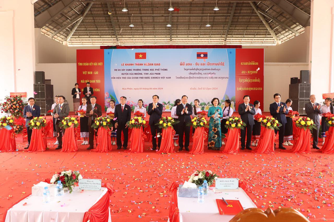 Vietnam hands over the Huamueng District high school project to Laos