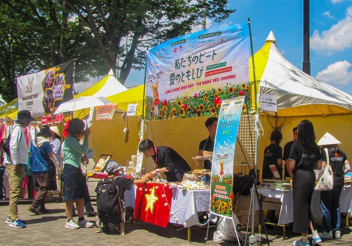 Meaningful charity booth of Vietnamese youth in Japan