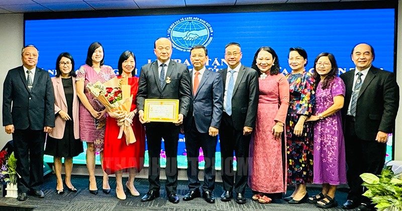 Ho Chi Minh City presents medal to Singaporean Consul General