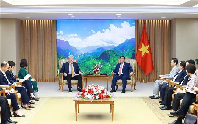 PM urges FedEx Express to expand operations in Vietnam