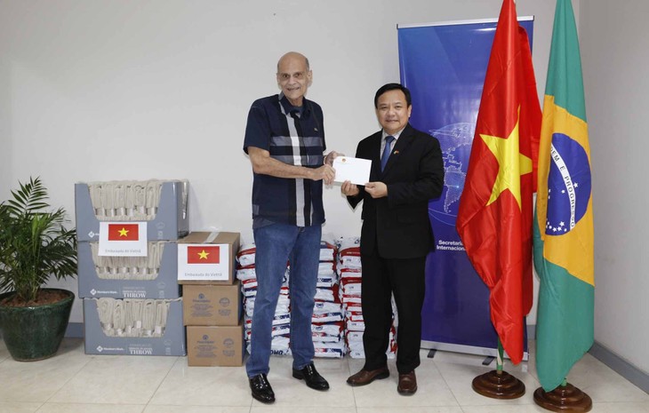 Vietnamese Embassy in Brazil hands over shipment of relief goods to support Rio Grande do Sul