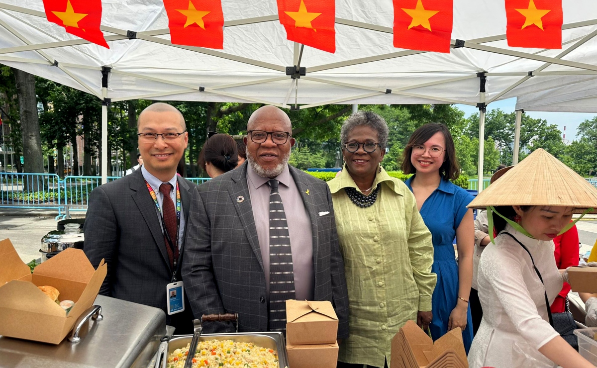 Vietnam s booth attracts visitors at 2024 UN International Bazaar