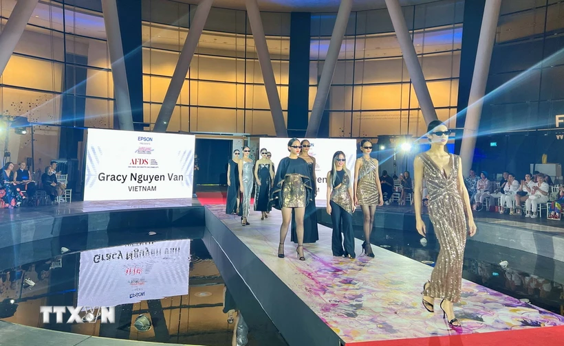12 Vietnamese designers and models attend ASEAN International Fashion Week in Singapore