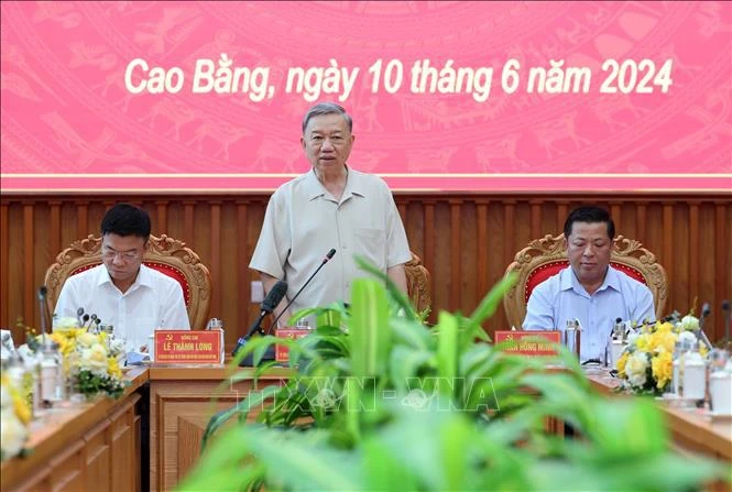 President works with Cao Bang province s leaders