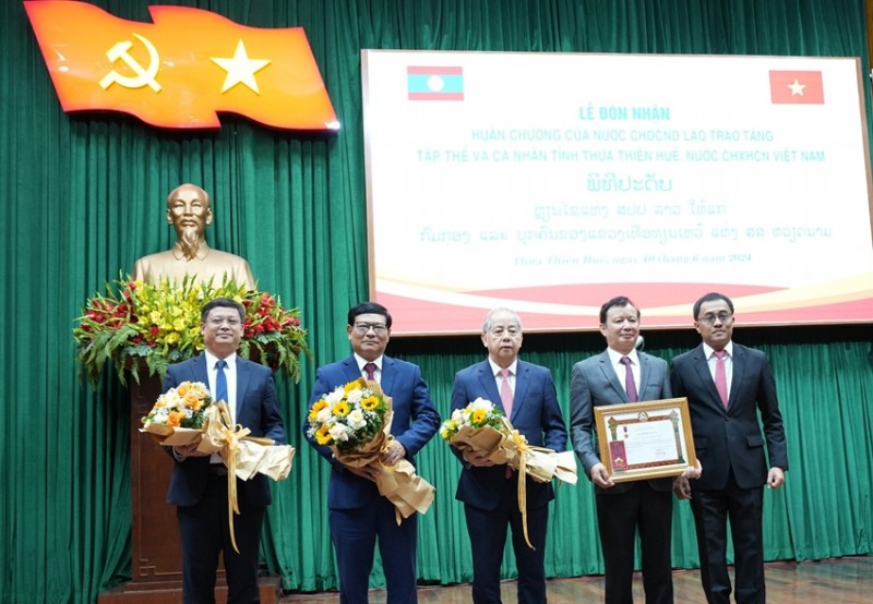 Lao Government awards medals to Vietnamese collectives and individuals