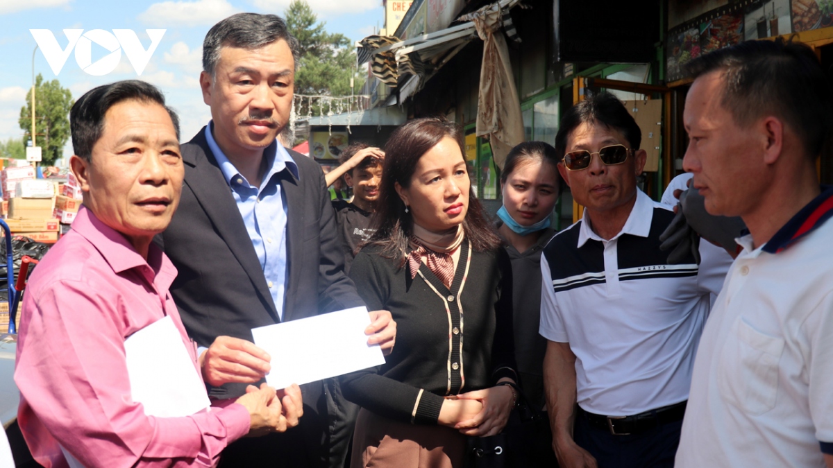 Vietnamese Ambassador visits fire victims at SAPA Shopping Center in Prague