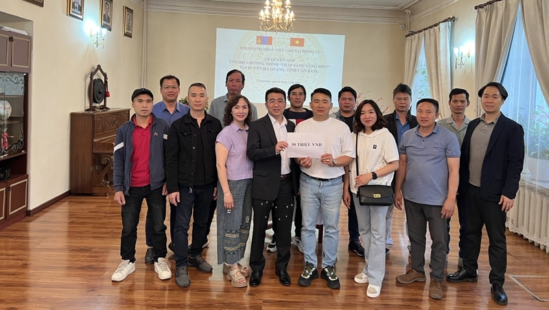 Vietnamese community in Mongolia joins hands to light up border area