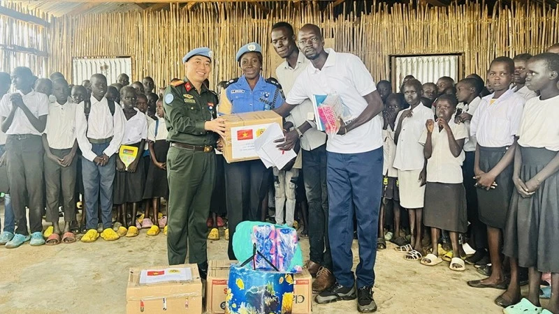 Vietnamese police bring joy to South Sudanese students