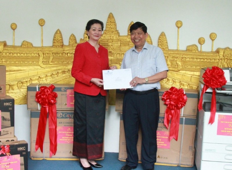 Vietnamese company presents office equipment to Cambodian Embassy