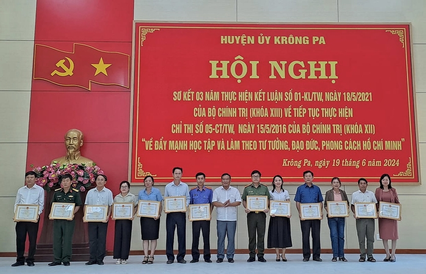 Central Highlands district commends 43 collectives and individuals for studying and following Uncle Ho s teachings