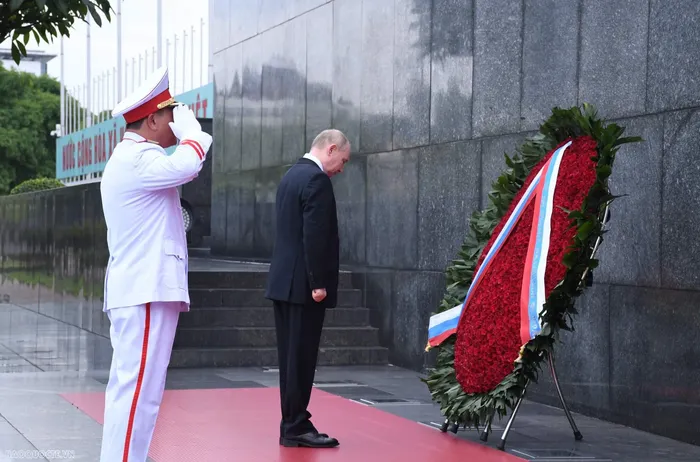 Russian President Vladimir Putin visits Ho Chi Minh Mausoleum