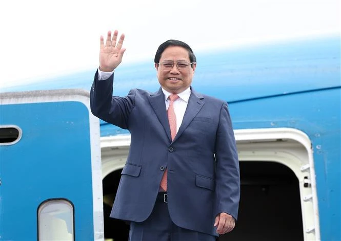 PM leaves Hanoi for WEF meeting, working sessions in China