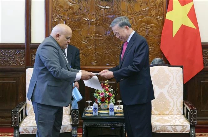 Vietnam always stands side by side with Cuba in all circumstances President