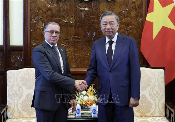 President receives outgoing ambassadors of Colombia, Panama