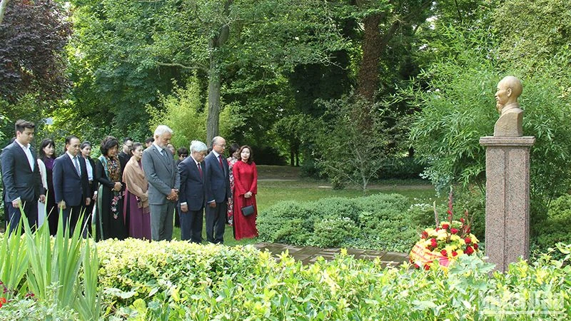 Communist Party of Vietnam delegation pays tribute to President Ho Chi Minh in France