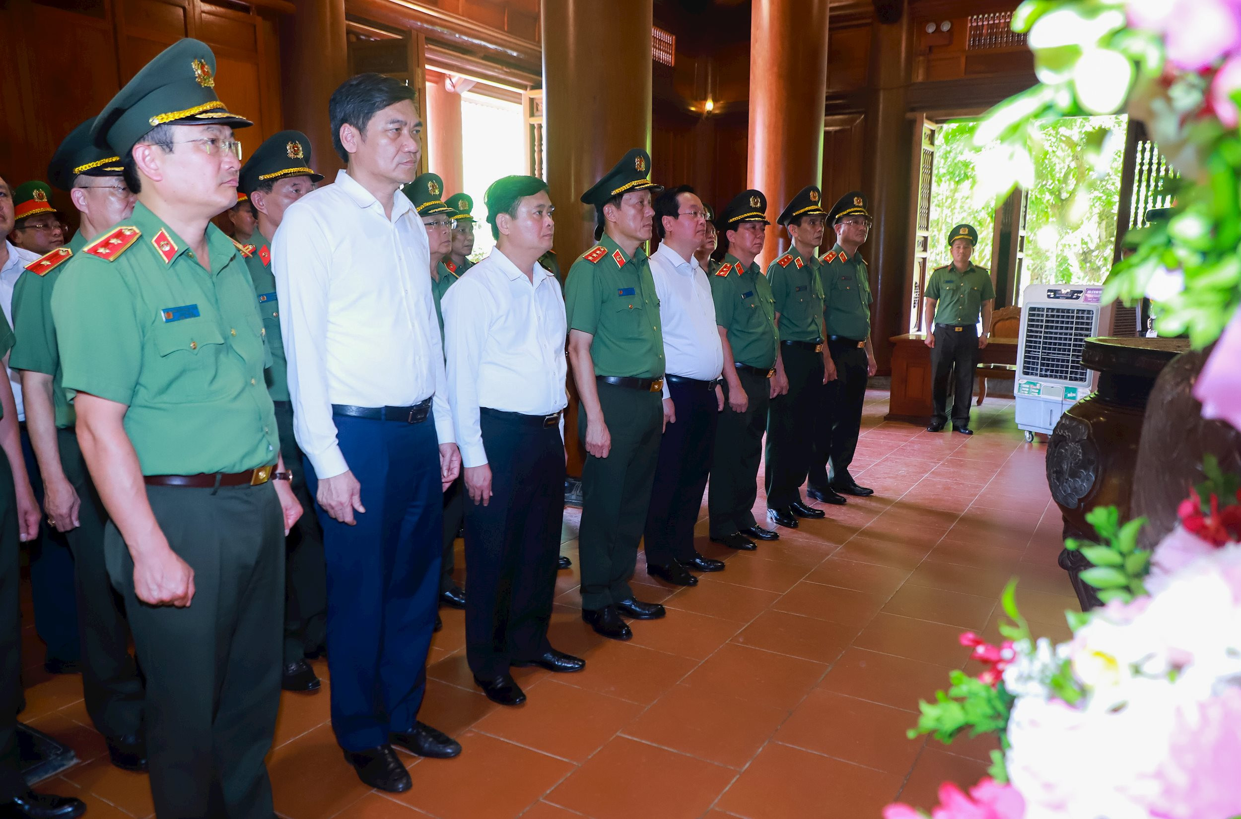 Party official pays tribute to President Ho Chi Minh and martyrs in Nghe An