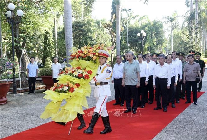 President To Lam offers incense at President Ho Chi Minh temple in Tra Vinh