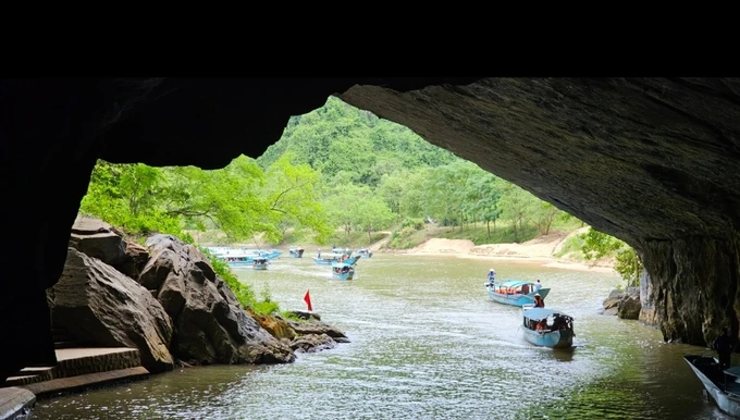 Quang Binh launches tourism week to welcome five million tourists