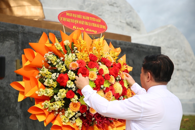 Party official commemorates President Ho Chi Minh