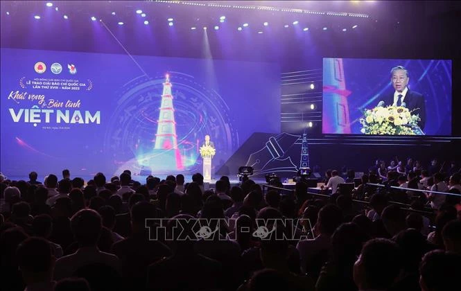 President attends national press awards ceremony