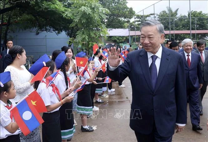 President visits Nguyen Du Lao-Vietnamese bilingual school
