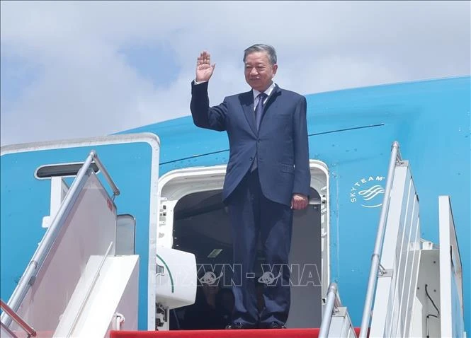 President arrives in Phnom Penh, beginning state visit to Cambodia