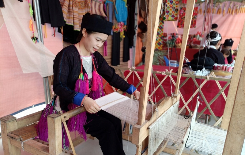 Traditional brocade weaving of Dao people