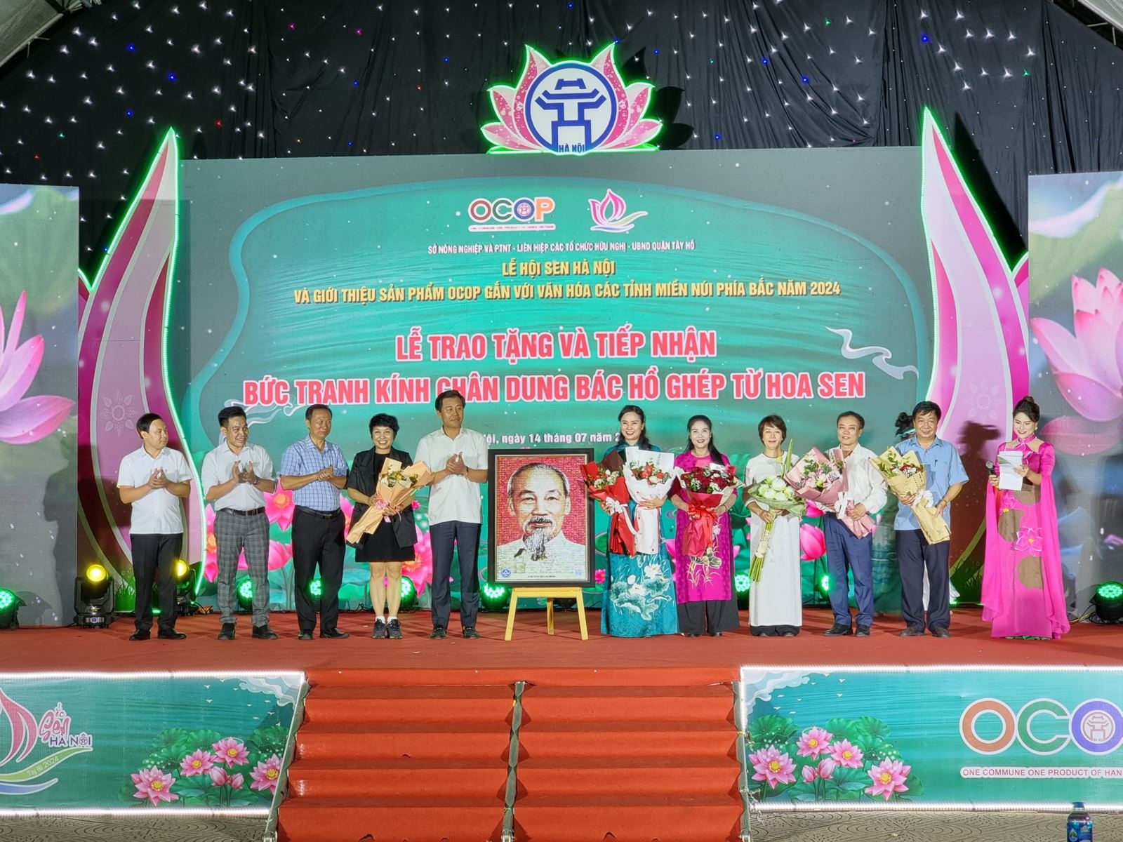 Stained glass portrait of President Ho Chi Minh and 30 rare lotus varieties presented