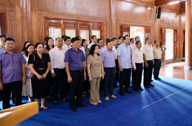 Party delegation offers incense to commemorate President Ho Chi Minh and fallen heroes