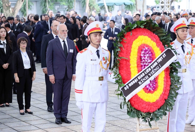 Foreign guests pay respect to Party General Secretary Nguyen Phu Trong