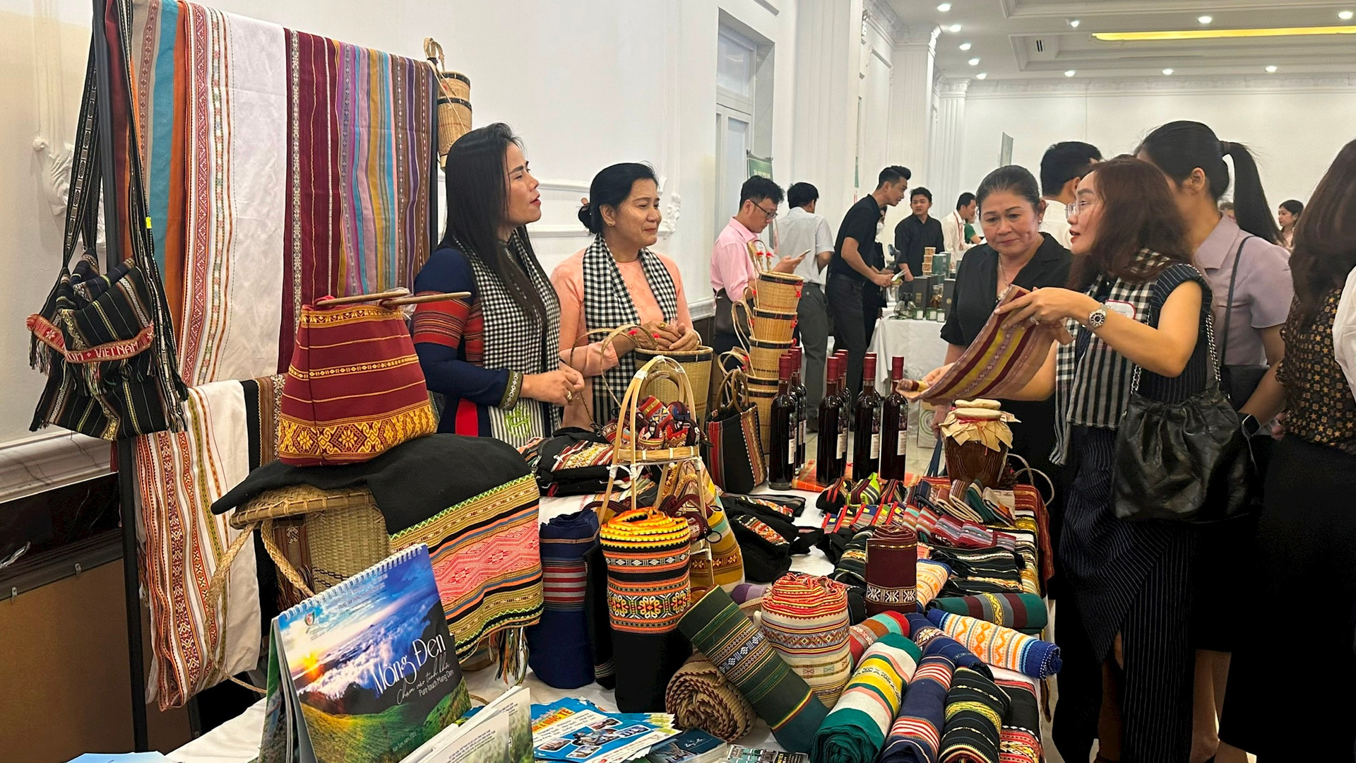 Hanoi seeks ways to promote inter-regional tourism