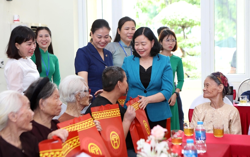 Secretary of Hanoi Party Committee presents gifts to people with meritorious services at a nursing center