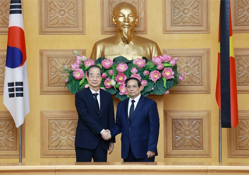 Prime Minister Pham Minh Chinh welcomes Korean counterpart