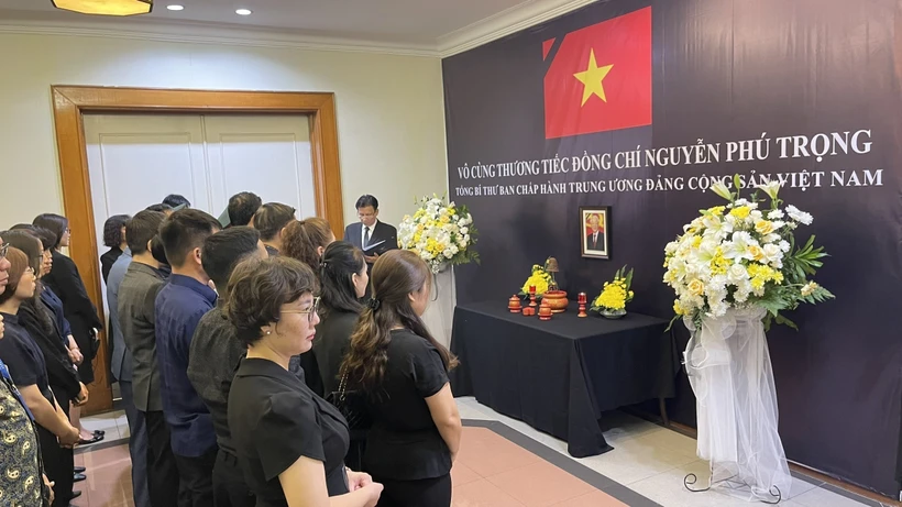 Vietnamese embassies in Indonesia, RoK, Australia open condolence books for late Party chief