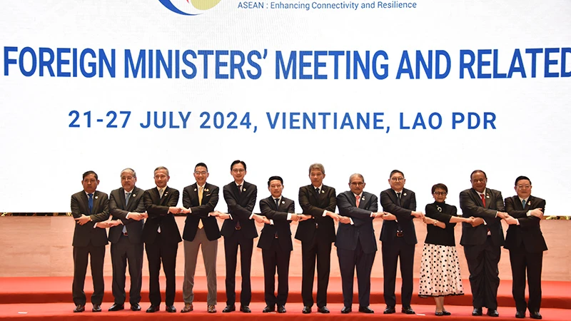 Vietnam proactively builds strong ASEAN Community