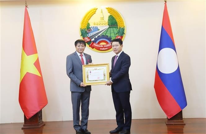 Laos presents Freedom Order to Vietnamese Ambassador