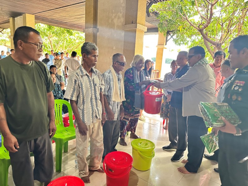 Binh Phuoc province presents 100 gifts to poor people in Cambodia’s Stung Treng