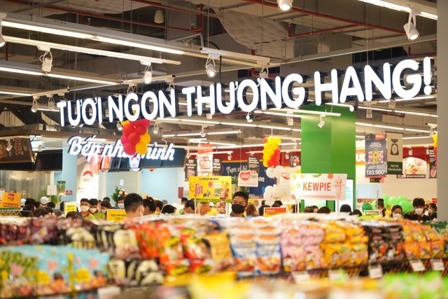 Hanoi s seven-month retail sales of consumer goods hit over 300 trillion VND