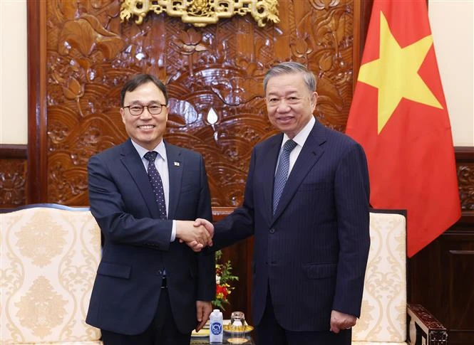 President receives ambassadors of Republic of Korea, Canada
