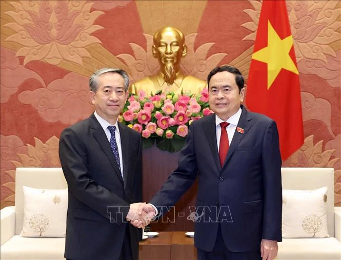 Top legislator hosts outgoing Chinese ambassador