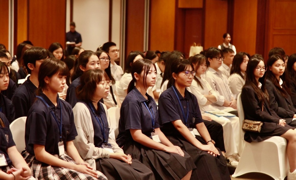 Japanese students learn about Hanoi education and culture