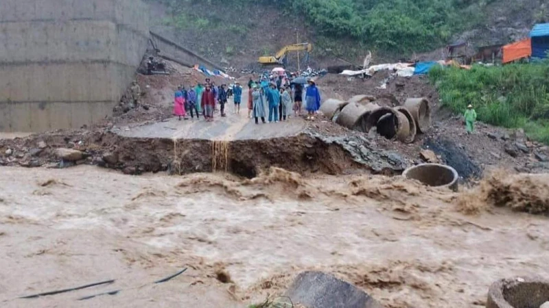 Hanoi supports three provinces affected by floods with VND10 billion