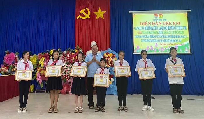 Song Hinh honors 24 students of Uncle Ho’s Good Children