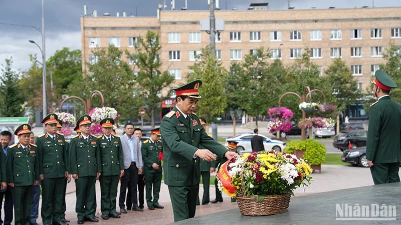 Vietnamese General lays flowers at statue of President Ho Chi Minh in Russia