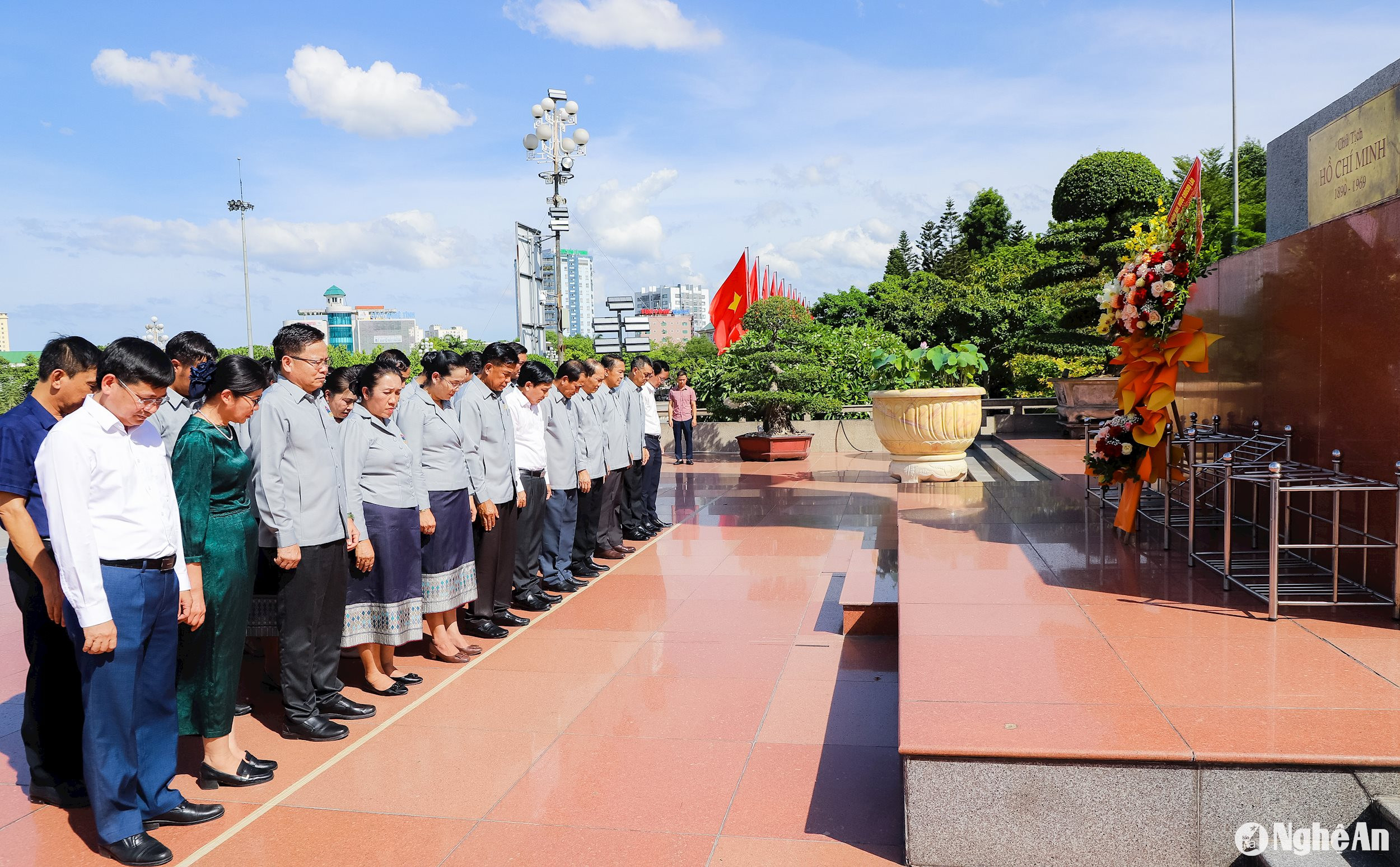 Lao province’s delegation pays tribute to President Ho Chi Minh